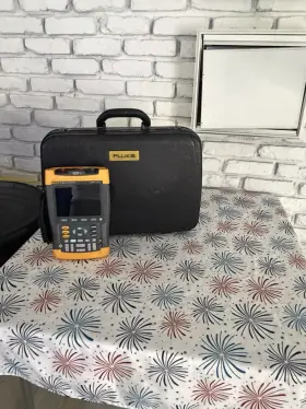 Fluke Dm8510476 Scopemeter 190b C Series Oscilloscope With Case Needs Battery