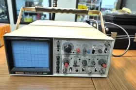 V-222 HITACHI Oscilloscope Screen Auto Focusing Great