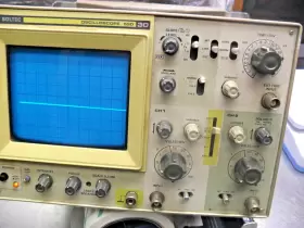 MODEL-530 SOLTEC Osciliscope Powers Right Up #3