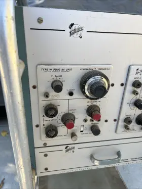 004680 TEKTRONIX Scope Mobile Panel Rolling #3