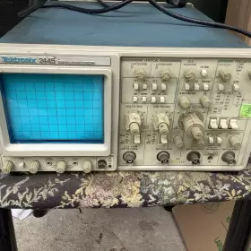 2245 TEKTRONIX Oscilloscope