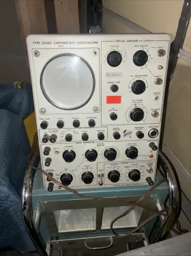 524AD TEKTRONIX Oscilloscope Powers