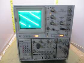 7904 TEKTRONIX Oscilloscope Mainframe Logic Analyzer