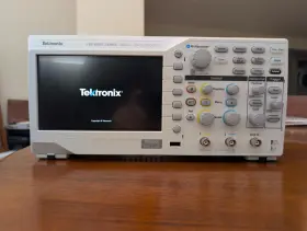 TBS1052C TEKTRONIX Oscilloscope Box