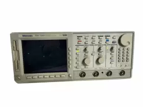 TDS-754D TEKTRONIX Channel Digital Phosphor Oscilloscope #2