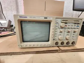 TDS420B TEKTRONIX Digital Oscilloscope Passes Dim Display