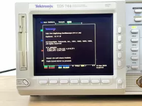 TDS744 TEKTRONIX Oscilloscope #2