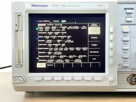 TDS744 TEKTRONIX Oscilloscope #3